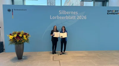 Janin Ribguth und Martina Sch&uuml;tz bei der Verleihung im Bundeskanzleramt in Berlin. Foto: privat 