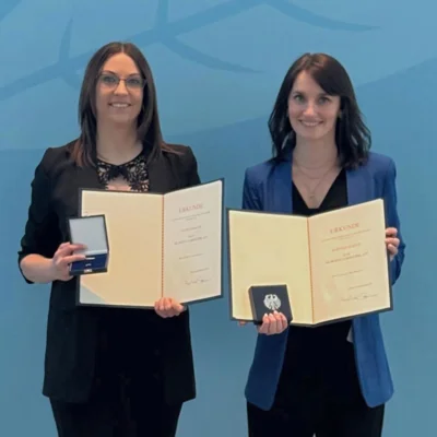 Janin Ribguth und Martina Sch&uuml;tz bei der Verleihung im Bundeskanzleramt in Berlin. Foto: privat 
