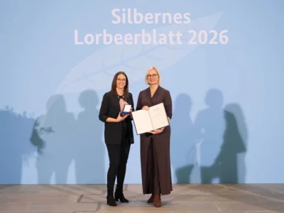 Janin Ribguth bei der Verleihung durch Christiane Schenderlein, Staatsministerin f&uuml;r Sport und Ehrenamt, im Bundeskanzleramt in Berlin. Foto: Laurin Schmid/bundesfoto 