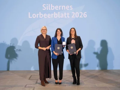 Janin Ribguth und Martina Sch&uuml;tz bei der Verleihung durch Christiane Schenderlein, Staatsministerin f&uuml;r Sport und Ehrenamt, im Bundeskanzleramt in Berlin. Foto: Laurin Schmid/bundesfoto 