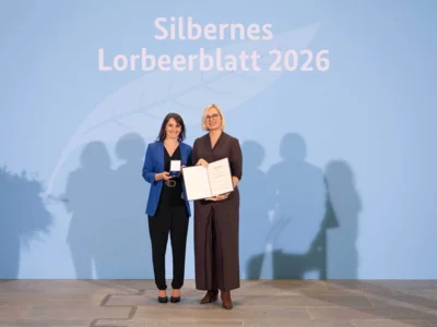 Martina Sch&uuml;tz bei der Verleihung durch Christiane Schenderlein, Staatsministerin f&uuml;r Sport und Ehrenamt, im Bundeskanzleramt in Berlin. Foto: Laurin Schmid/bundesfoto 