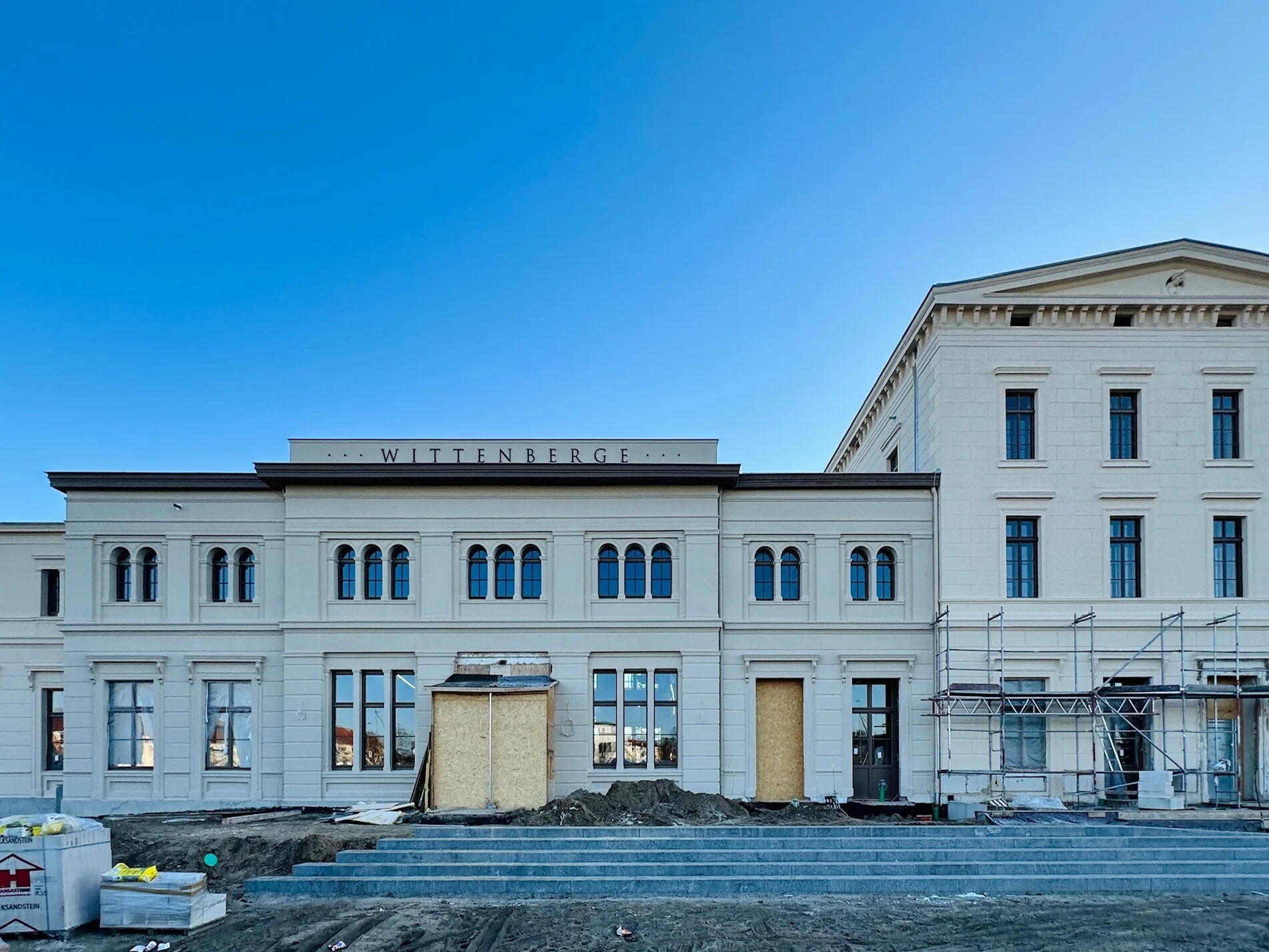 Bild: Neue Fassadengestaltung mit Schriftzug