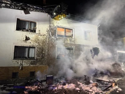 Foto des Albums: Feuer 1 eskaliert zu Feuer mit Menschenleben in Gefahr
