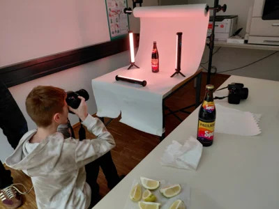 Sch&uuml;ler fotografiert Produkt  (Bild vergr&ouml;&szlig;ern)