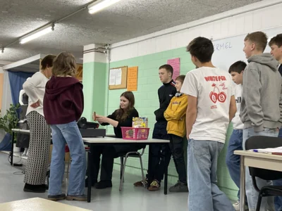 Sch&uuml;ler in Supermarktsituation  (Bild vergr&ouml;&szlig;ern)