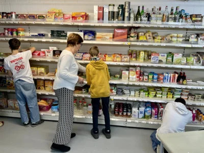 Sch&uuml;ler in Supermarktsituation  (Bild vergr&ouml;&szlig;ern)
