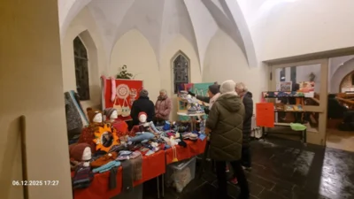Stand mit Handarbeiten  (Bild vergr&ouml;&szlig;ern)