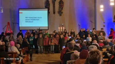 Vortr&auml;ge der Kinder in der Kirche  (Bild vergr&ouml;&szlig;ern)