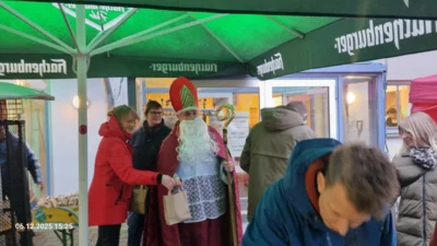 Der Nikolaus beschenkt die Kinder  (Bild vergr&ouml;&szlig;ern)