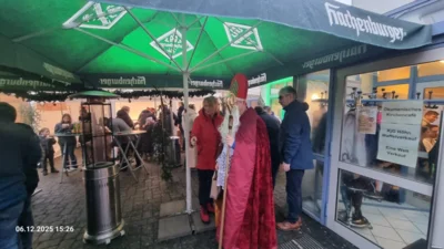 Der Nikolaus mit den Kindern  (Bild vergr&ouml;&szlig;ern)