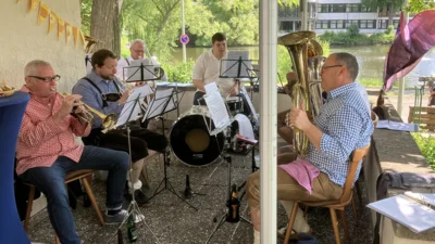 Buhilo Brass spielten zum Fr&uuml;hschoppen, Hans Harald der fr&ouml;hliche Hesse gestaltete den Nachmittag und der Chor der Senioren unter Leitung von Herrn Dussel sang den Rausschmei&szlig;er.  (Bild vergr&ouml;&szlig;ern)