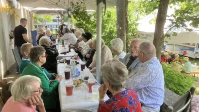 Auf der Terrasse  (Bild vergr&ouml;&szlig;ern)
