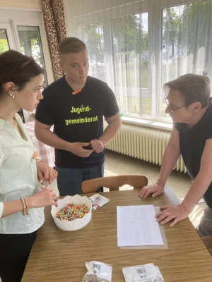 Der Jugendgemeinderat und drei weitere Jugendliche im Getr&auml;nkewagen haben uns tatkr&auml;ftig unterst&uuml;tzt  (Bild vergr&ouml;&szlig;ern)