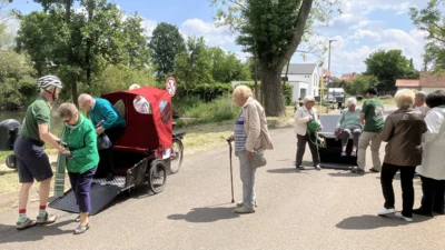 Kollegen aus Schifferstadt lie&szlig;en die Rikschas rollen  (Bild vergr&ouml;&szlig;ern)