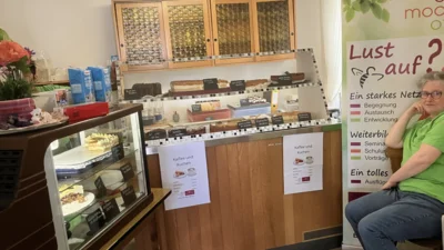 Die Landfrauen boten feinste Kuchen Kaffee an, die K&uuml;che des Seniorenzentrums das Abendessen  (Bild vergr&ouml;&szlig;ern)