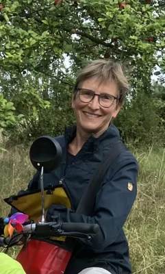 Elisabeth als Rikschafahrerin  (Bild vergr&ouml;&szlig;ern)