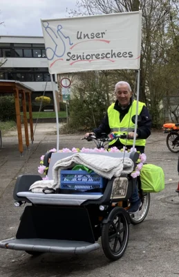 Rikschapilot Fritz ist gepackt zum L&auml;tareumzug 2026  (Bild vergr&ouml;&szlig;ern)