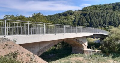 Sie ist fertig - die neue Sportplatzbr&uuml;cke.  (Bild vergr&ouml;&szlig;ern)