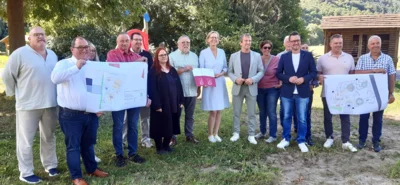 &Uuml;bergabe F&ouml;rderbescheide Spielpl&auml;tze Hochst&auml;dten und Karlshof  (Bild vergr&ouml;&szlig;ern)