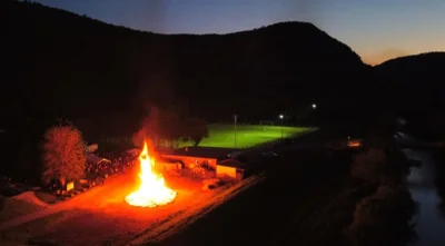 Hexenfeuer am Sportplatz  (Bild vergr&ouml;&szlig;ern)