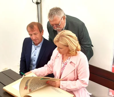 Eintragung ins Goldene Buch der Ortsgemeinde  (Bild vergr&ouml;&szlig;ern)