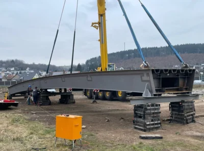 Die neue Sportplatzbr&uuml;cke wird geliefert  (Bild vergr&ouml;&szlig;ern)