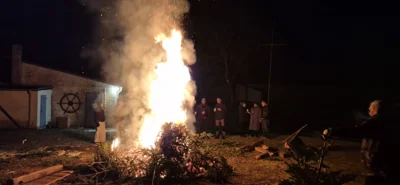Foto des Albums: Weihnachtsbaum in Flammen
