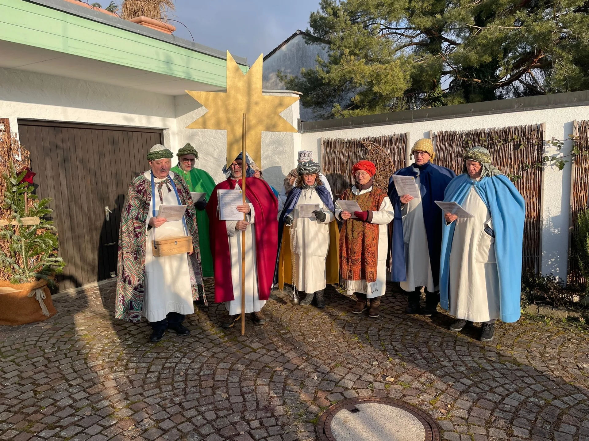 Bild: Alle Könige und Königinnen beim Singen.