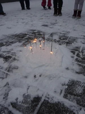 Eine kleine Silvester- Nachfeier im Freien.  (Bild vergr&ouml;&szlig;ern)