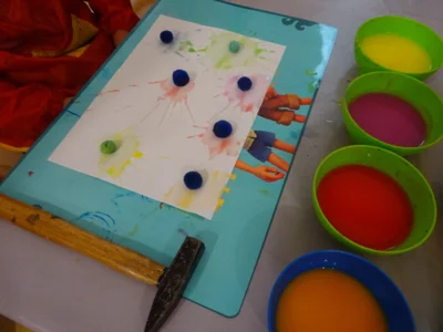 Wir kreieren eine Farbenexplosion mit Hammer, Pompoms und Farben. Das hat Spass gemacht!  (Bild vergr&ouml;&szlig;ern)