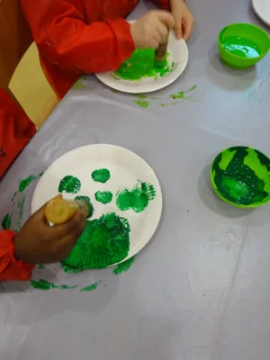 Die Dekoration f&uuml;r unseren Fasching ist bei den Kindern bereits in Arbeit.  (Bild vergr&ouml;&szlig;ern)