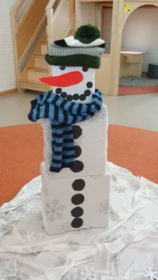 Zum Schneemannlied haben wir einen lustigen Schneemann im Zimmer aufgebaut.  (Bild vergr&ouml;&szlig;ern)