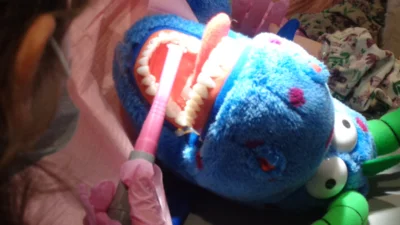 Die Vorschulkinder durften beim Besuch in der Zahnarztpraxis den kleinen Drachen mit vielen Instrumenten behandeln.  (Bild vergr&ouml;&szlig;ern)