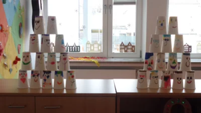 Die Bechert&uuml;rme stehen schon zum Wettbewerb der Kinder bereit.  (Bild vergr&ouml;&szlig;ern)