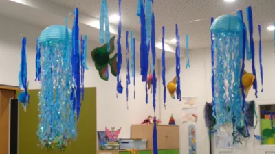 Unterwasser - Dekoration mit bunten Fischen und schillernden Quallen.  (Bild vergr&ouml;&szlig;ern)