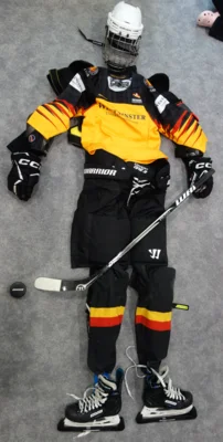 So ist ein echter Eishockeyspieler bekleidet. Das war sehr interessant.  (Bild vergr&ouml;&szlig;ern)