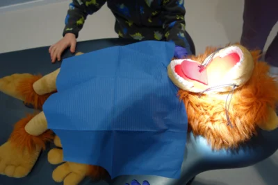 Auch der kleine L&ouml;we bekam eine Zahnbehandlung von den Kindern. Das war super interessant!  (Bild vergr&ouml;&szlig;ern)