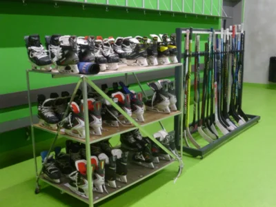 Wir d&uuml;rfen die Kabinen im Eisstadion besichtigen: Schlittschuhe  und Schl&auml;ger stehen bereit f&uuml;r das Training der Jugend.  (Bild vergr&ouml;&szlig;ern)
