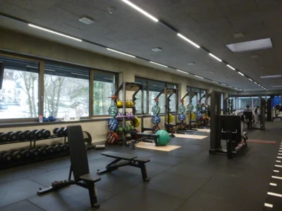 Wir haben den Fitnessraum der Eishockeyspieler besichtigt.  (Bild vergr&ouml;&szlig;ern)