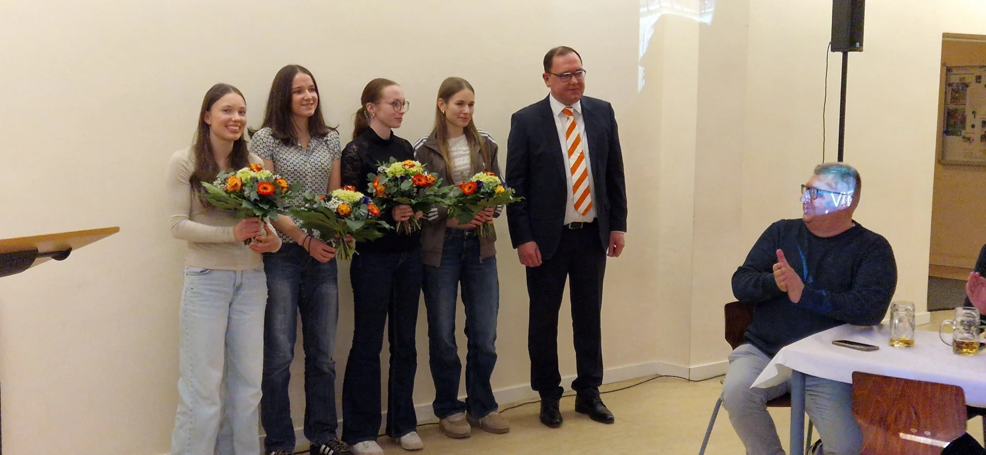 Bild: Bürgermeister Beeskow ehrt die Handballspielerinnen: Emma Jaster, Clara Becher, Celine Brode und Leonie Golke (v.l.)