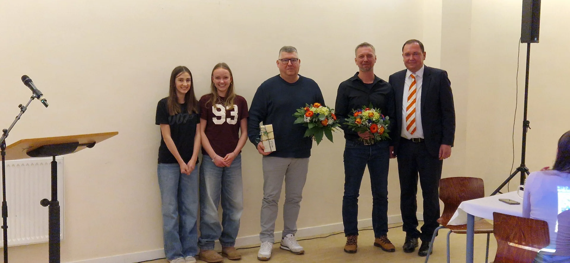 Bild: Bürgermeister Beeskow ehrt die Trainer Robert Schulz und Silvio Schmidt