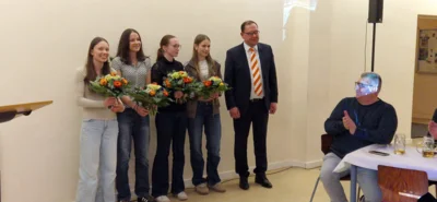 B&uuml;rgermeister Beeskow ehrt die Handballspielerinnen: Emma Jaster, Clara Becher, Celine Brode und Leonie Golke (v.l.)  (Bild vergr&ouml;&szlig;ern)