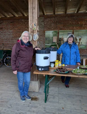 9. Annette und Jutta begr&uuml;&szlig;en die Wandersleute mit Tell und Schnittchen  (Bild vergr&ouml;&szlig;ern)