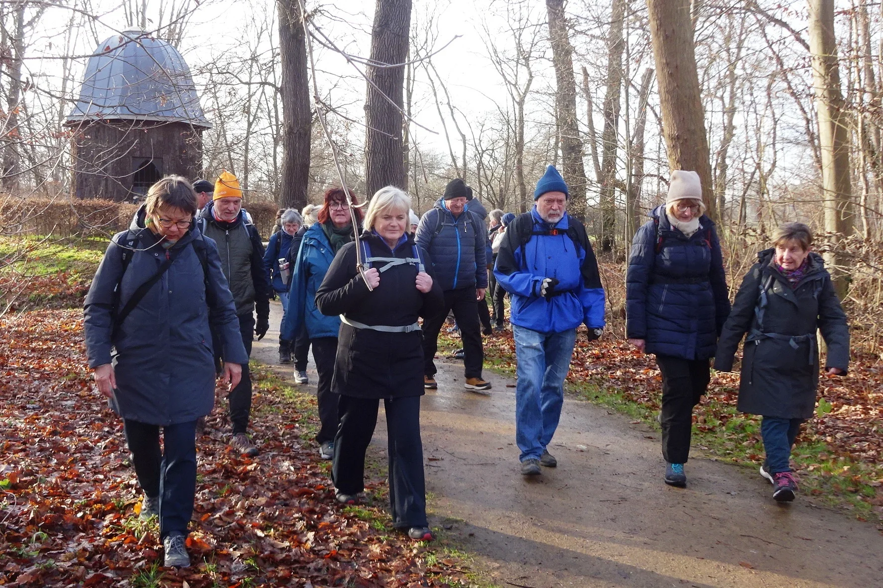 Bild: 2. Wanderer auf der 12 km-Tour Foto Werner Gelhaar)