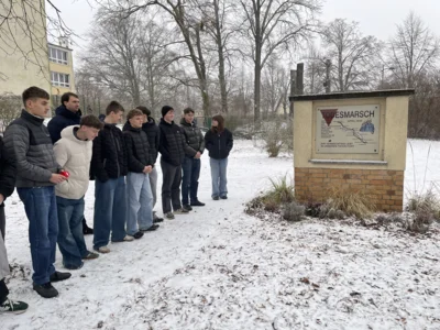 vor dem Mahnmal  (Bild vergr&ouml;&szlig;ern)