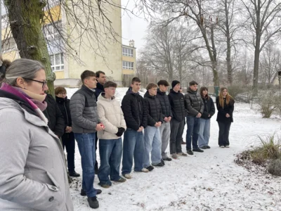 Die 10b und weitere G&auml;ste h&ouml;ren gebannt zu  (Bild vergr&ouml;&szlig;ern)