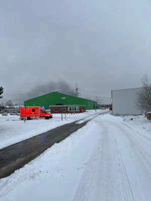 Foto des Albums: B2: Gewerbe-Brand in Industriehalle, Nachforderung durch Werkfeuerwehr