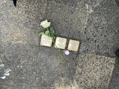 Foto des Albums: Gedenken an die Opfer des Nationalsozialismus: Demokratieforum reinigte Stolpersteine I Fotos: privat