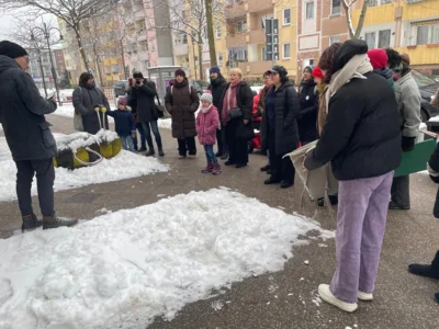 Foto des Albums: Gedenken an die Opfer des Nationalsozialismus: Demokratieforum reinigte Stolpersteine I Fotos: privat
