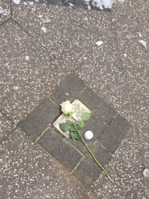 Foto des Albums: Gedenken an die Opfer des Nationalsozialismus: Demokratieforum reinigte Stolpersteine I Fotos: privat